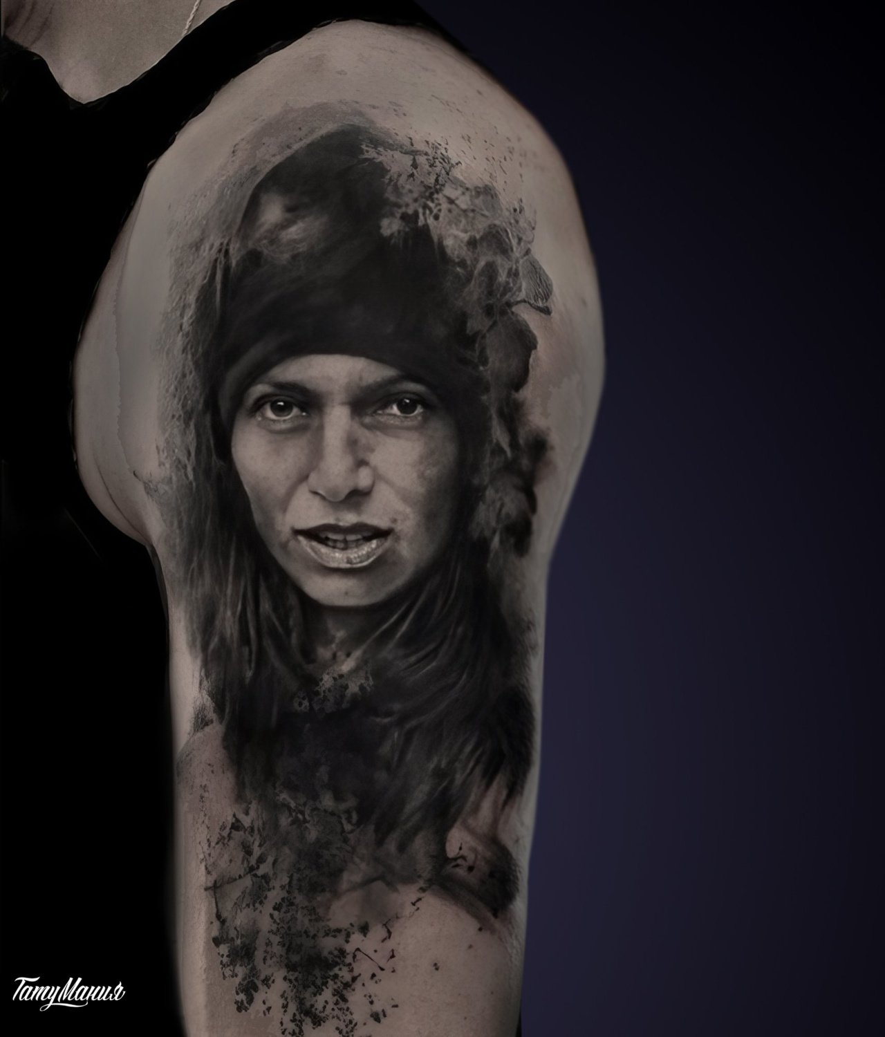 Тату портрет девушки на плече