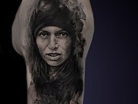 Тату портрет девушки на плече