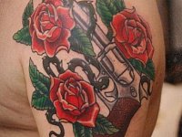 Тату розы и револьвер