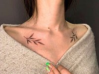 Тату веточки на ключицах