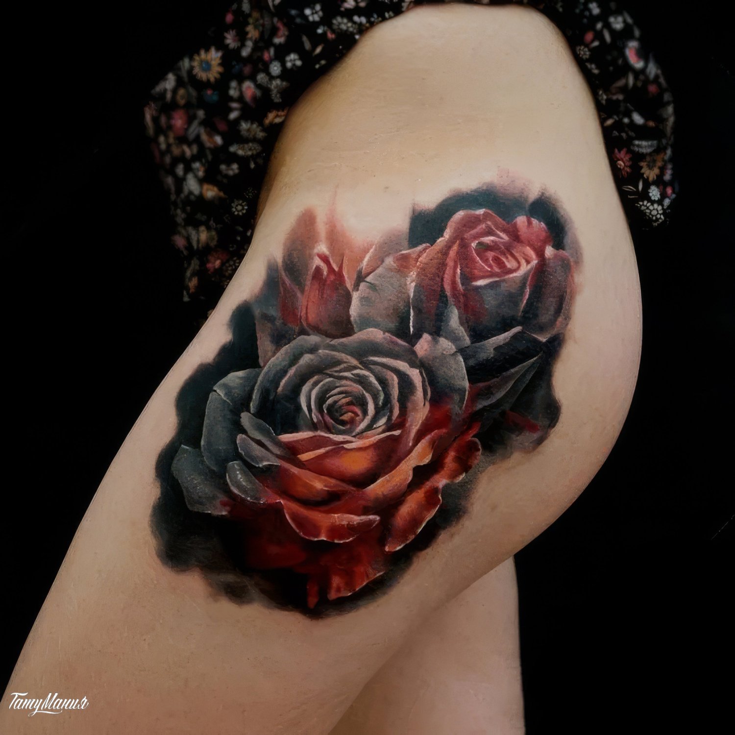 Тату розы реализм на бедре