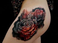 Тату розы реализм на бедре