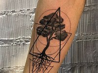 Тату дерево с треугольниками