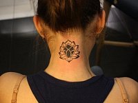 Тату на шее лотос