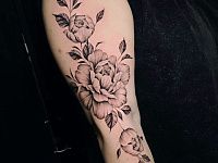 Татуировка розы на руке