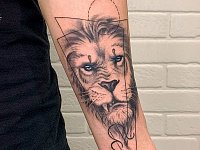 Тату лев в треугольнике