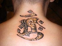 тату знак Ом с ликом Будды