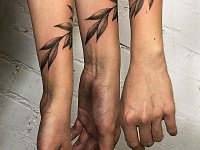 Тату веточка на руке