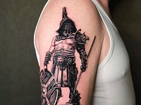 Татуировка гладиатор на плече