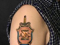 Тату щит на плече