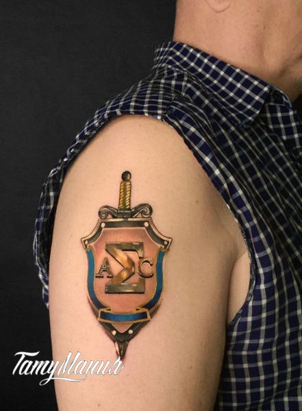 Тату щит на плече