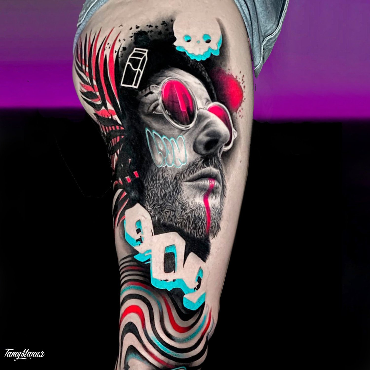 Тату Леон на бедре