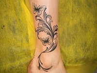тату узор с бабочками на ноге