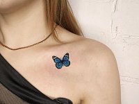 Тату маленькая бабочка на ключице
