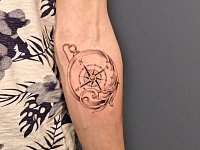 Тату компас на предплечье