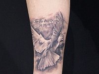 Тату голубь с надписью