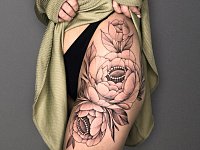 Тату пионов на бедре