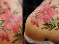 Тату красные лилии