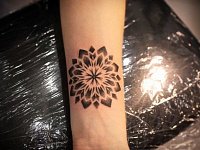 Тату узор на запястье