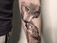 тату волк и волчонок