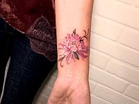 Тату хризантема на запястье