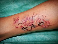 тату ветка сакуры на ноге