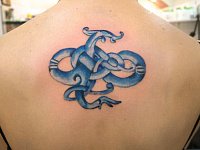 тату змей на спине