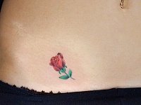 тату розочка у бедра