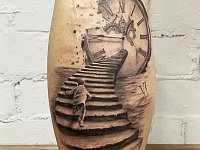 Тату лестница с часами