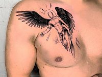 Тату ангел на груди
