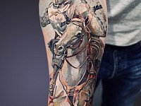 Тату всадник на коне