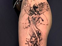 Тату ангелы на бедре