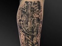Татуировка биомеханика на ноге