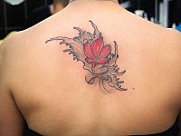 Тату цветок и волны