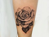 Тату роза на икре