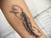 Маленькая тату перо