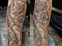 тату биомеханика на предплечье чб