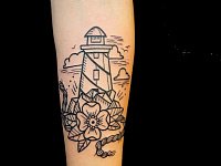 Тату маяк с цветами
