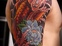 тату карп с пионами