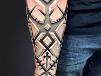 Тату сильный орнамент с древним характером