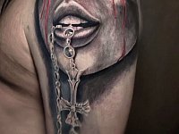 Тату девушка с крестом