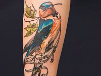 Татуировка ласточка на руке