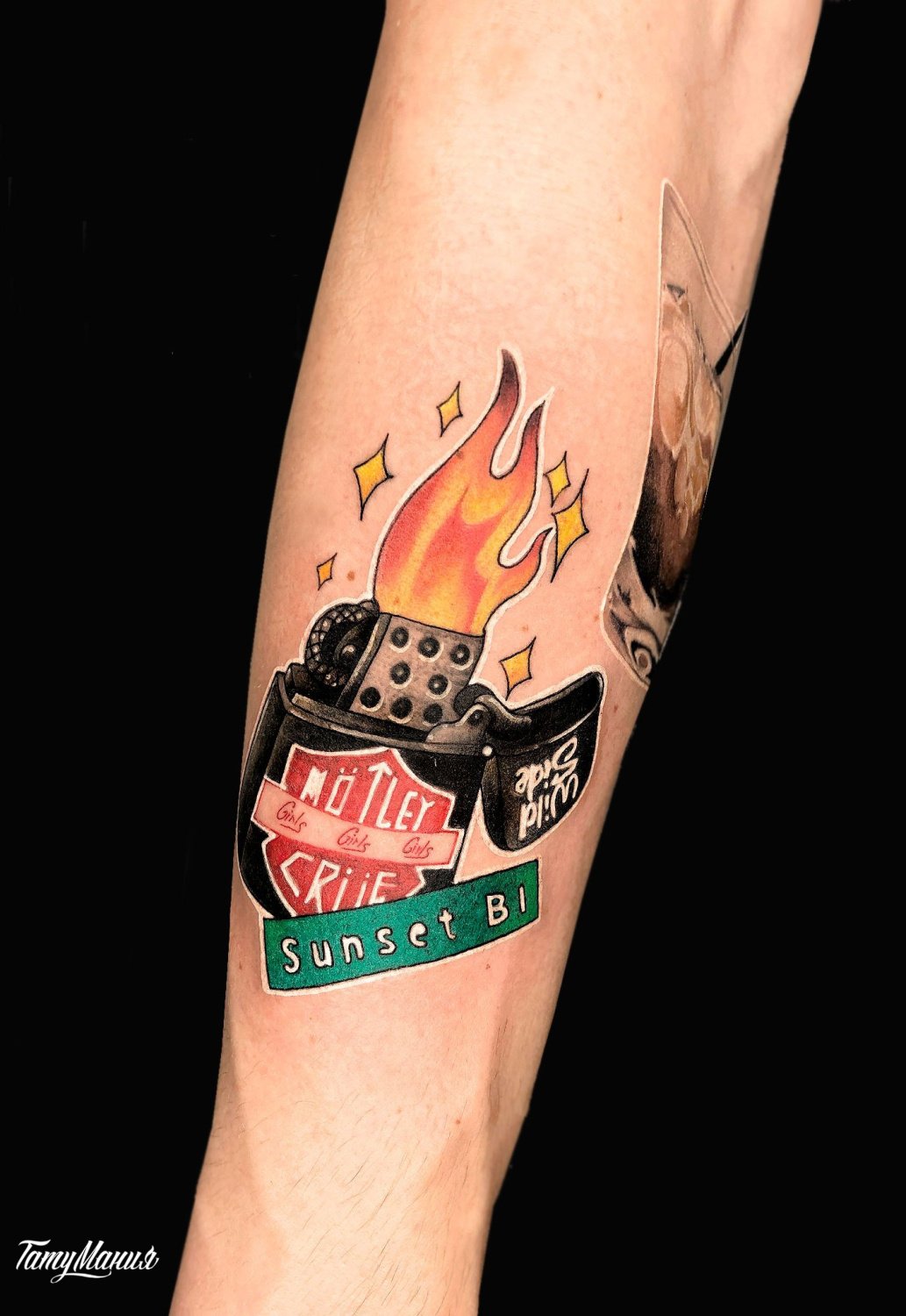 Тату зажигалка на руке