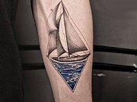 Тату парусник на предплечье