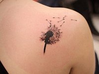 Небольшая тату одуванчик на лопатке