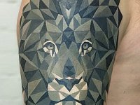 Тату лев в стиле геометрия