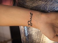 тату имя на запястье с белым бликом