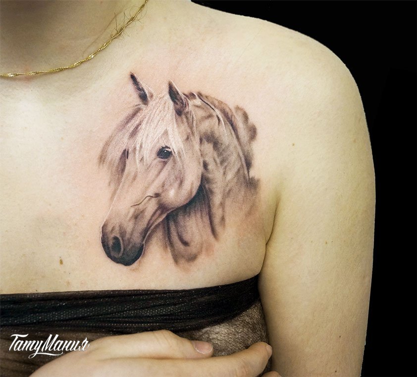 Тату лошадь на ключице