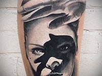 Тату реалистичный портрет девушки на ноге