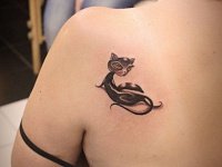 Маленькая тату кошечка на лопатке